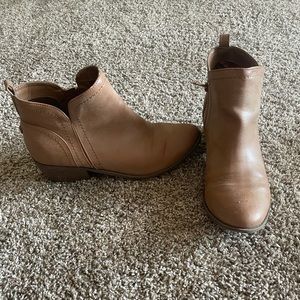 These are super cute tan booties